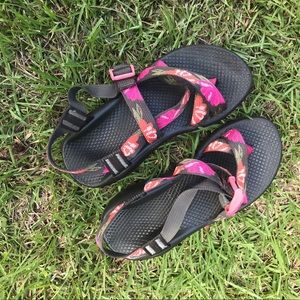 Women’s Chacos Wide Size 6 Shoes- Custom Z/2